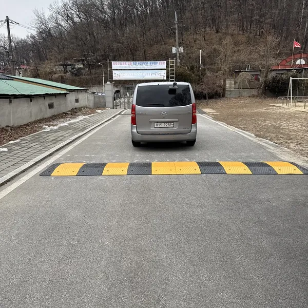 이면도로 과속방지턱 설치 후 차량 통행