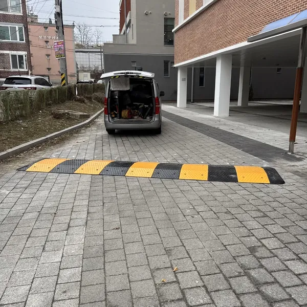 아파트 단지 내 과속방지턱 설치 현장